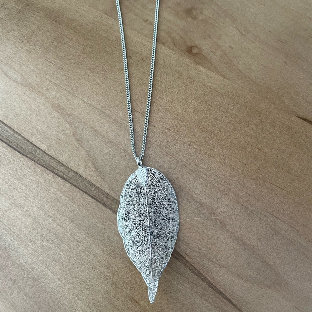 Elegant Silver Leaf Pendant Necklace